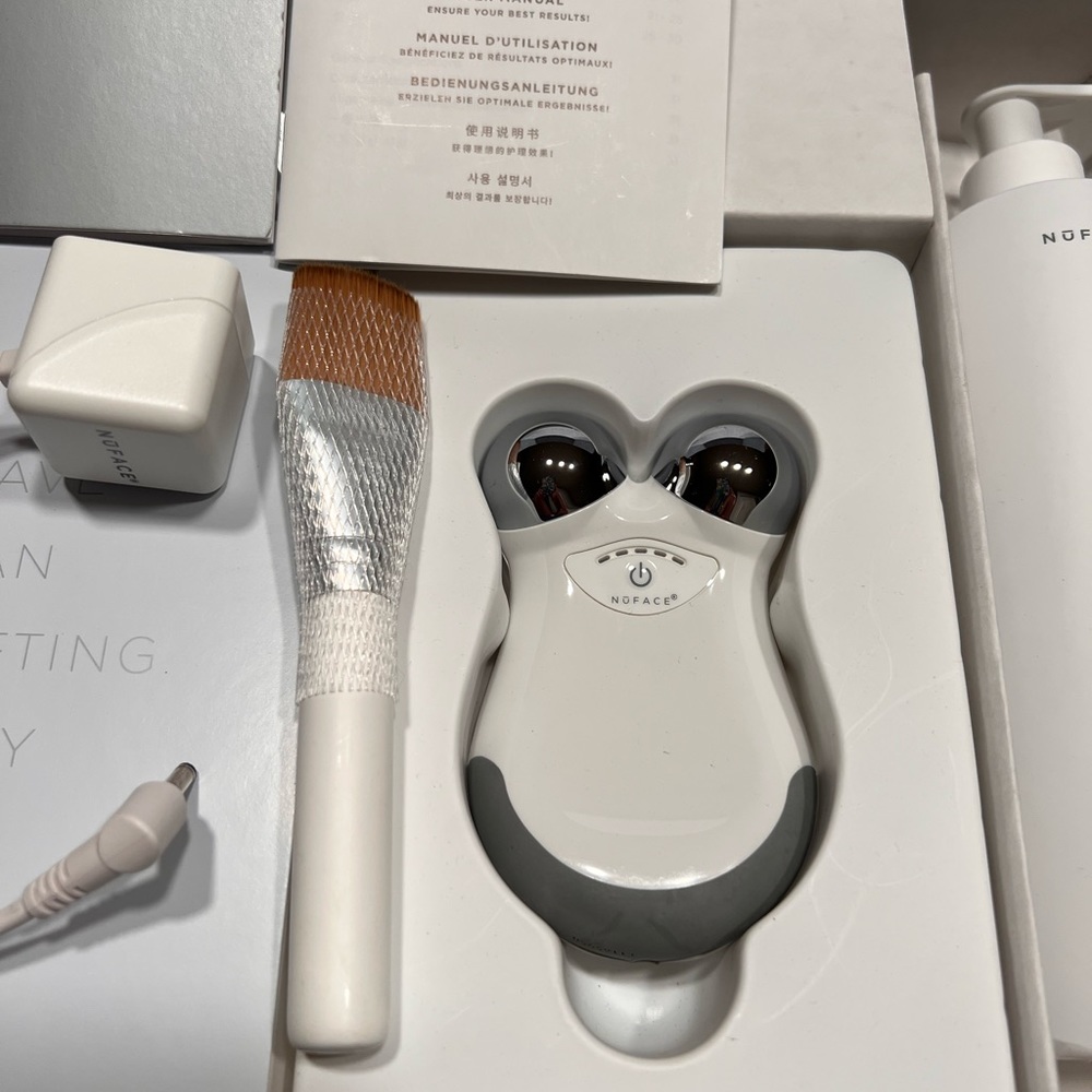 - NUFACE MINI TONING DEVICE w/full size serum gel
